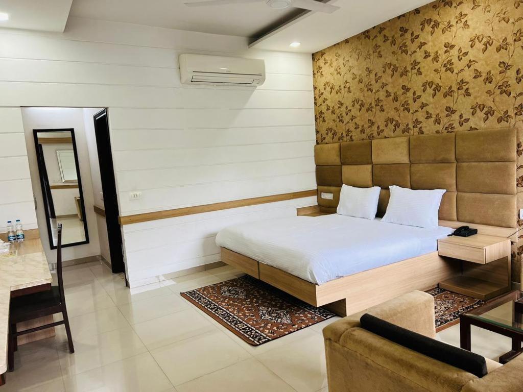 Hotel Whistling Greens Moga Εξωτερικό φωτογραφία